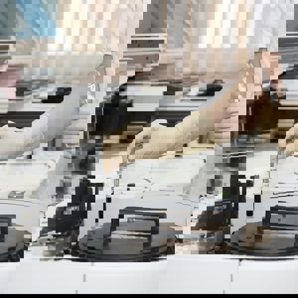 Scients working in a lab.