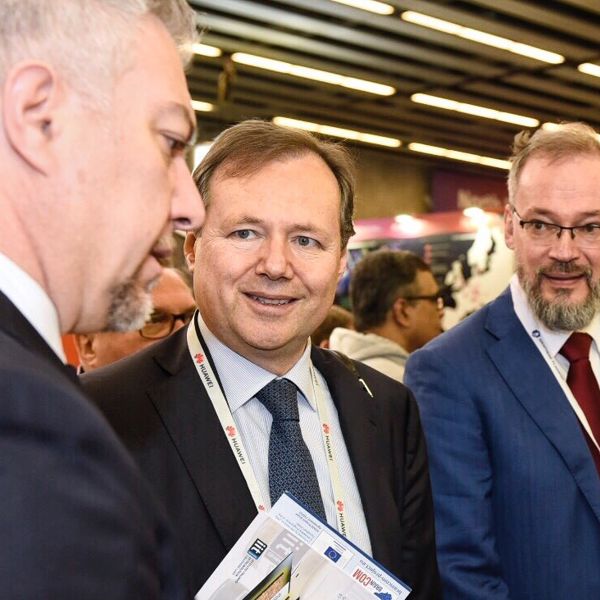 European Commission visits Graphene Pavilion at MWC19